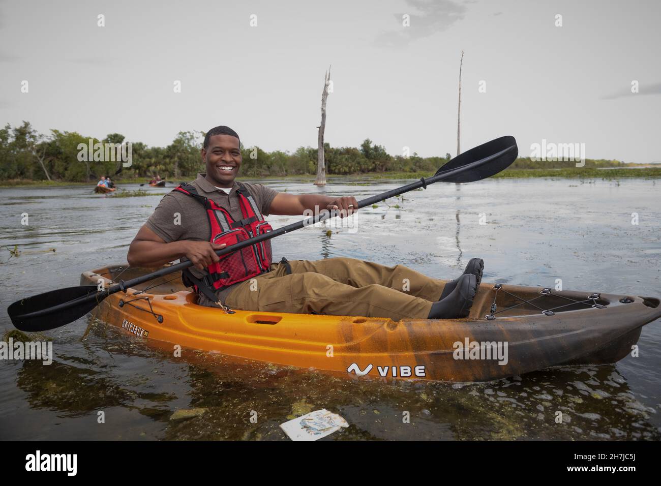 La Nouvelle-Orléans, États-Unis d'Amérique.17 novembre 2021.Michael Regan, administrateur de l'EPA des États-Unis, effectue une visite en kayak du site de Bayou dans le Lower Ninth Ward, au cours de sa tournée Journey to Justice le 17 novembre 2021 à la Nouvelle-Orléans, en Louisiane.Crédit : Eric Vance/États-UnisEPA/Alay Live News Banque D'Images