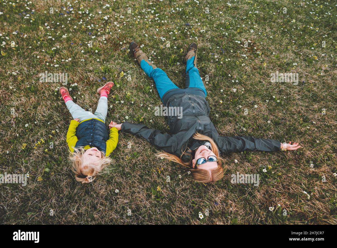 Mère et enfant fille allongé sur l'herbe ensemble famille ayant plaisir vacances de voyage en plein air style de vie heureux émotions profiter concept de vie Banque D'Images