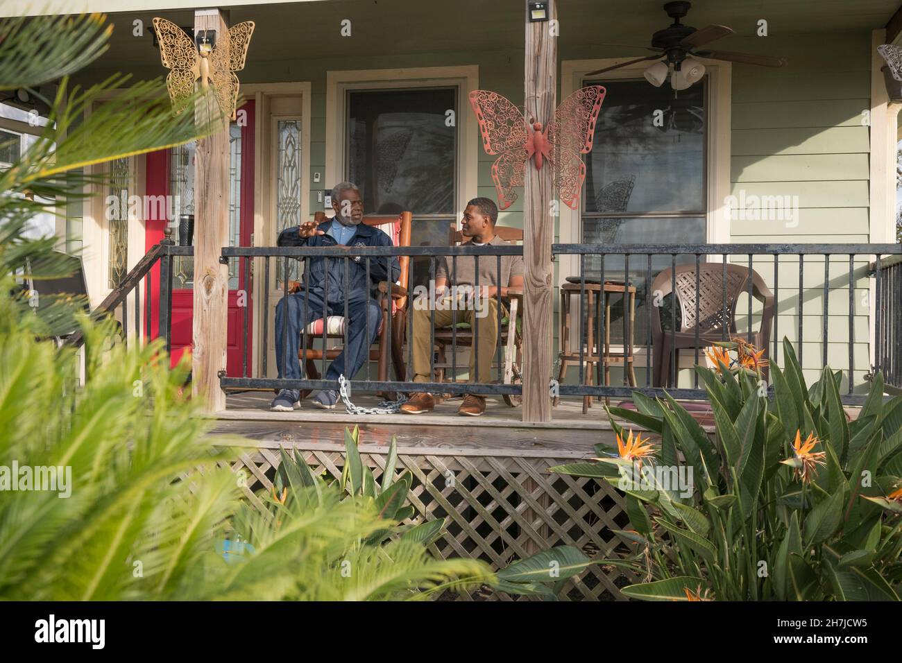 La Nouvelle-Orléans, États-Unis d'Amérique.17 novembre 2021.Michael Regan, administrateur de l'EPA des États-Unis, au centre, parle avec un résident du quartier Gordon Plaza, construit sur une décharge toxique, lors de sa tournée Journey to Justice le 17 novembre 2021 à la Nouvelle-Orléans, Louisiane.Crédit : Eric Vance/États-UnisEPA/Alay Live News Banque D'Images