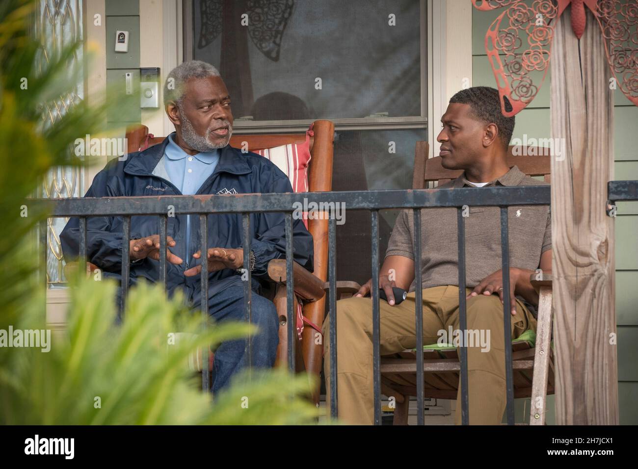 La Nouvelle-Orléans, États-Unis d'Amérique.17 novembre 2021.Michael Regan, administrateur de l'EPA des États-Unis, au centre, parle avec un résident du quartier Gordon Plaza, construit sur une décharge toxique, lors de sa tournée Journey to Justice le 17 novembre 2021 à la Nouvelle-Orléans, Louisiane.Crédit : Eric Vance/États-UnisEPA/Alay Live News Banque D'Images