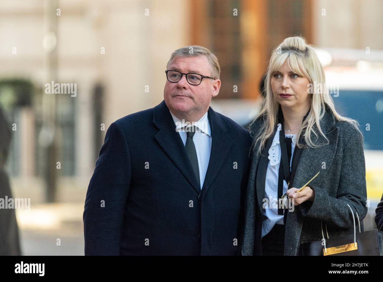 Le député Mark Francois et le conseiller Olivia Sanders arrivent pour les funérailles du député Sir David Amess assassiné à la cathédrale de Westminster, Londres Banque D'Images