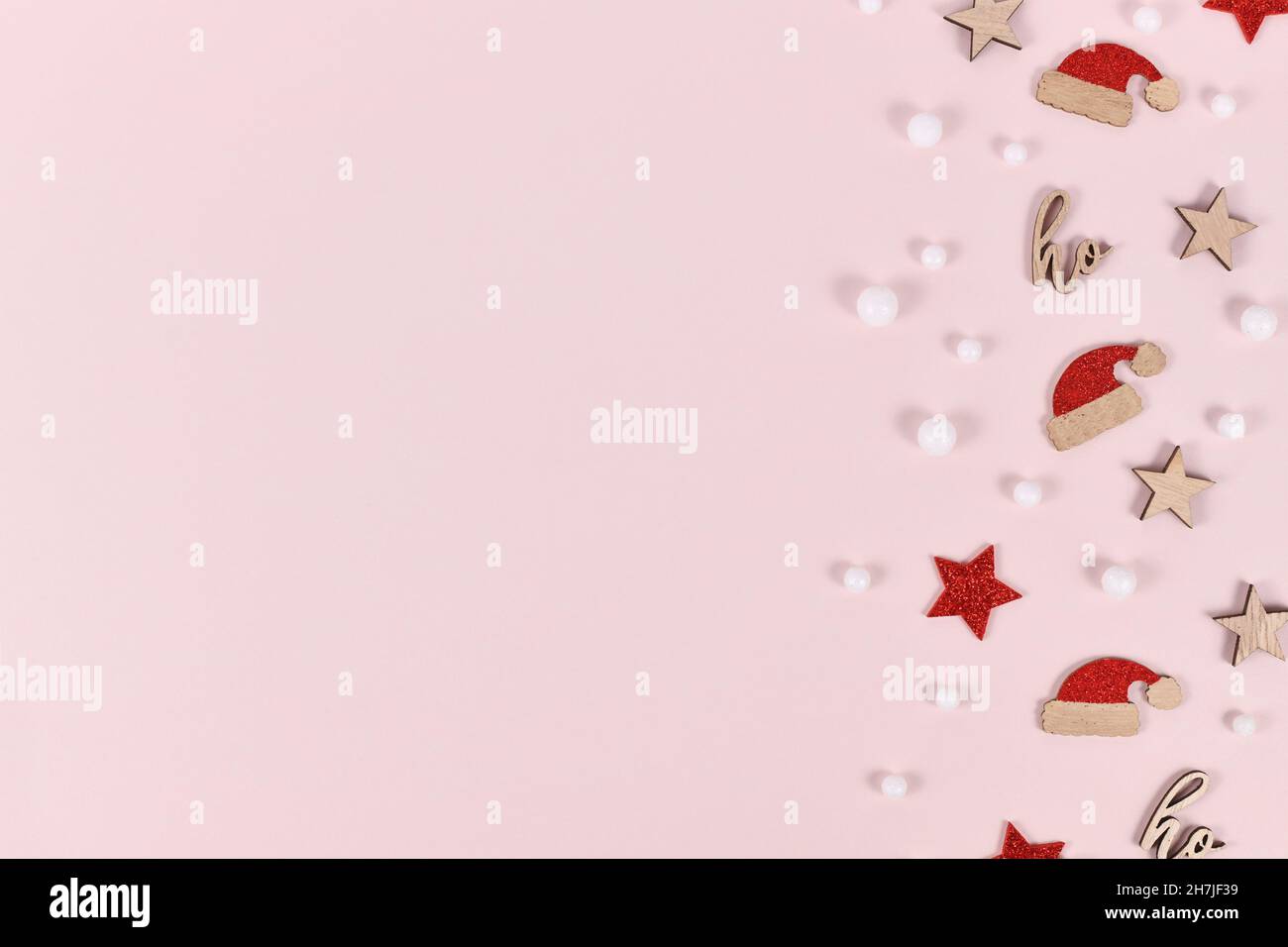 Décorations de Noël en forme de chapeaux de père noël, boules de neige et ornements de texte disant 'ho ho' sur le côté de la zone de pincback avec espace pour les copies Banque D'Images