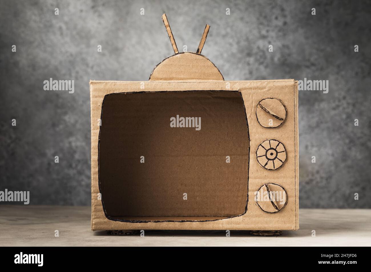 Téléviseur en carton vierge sur fond abstrait, modèle pour le concepteur Banque D'Images