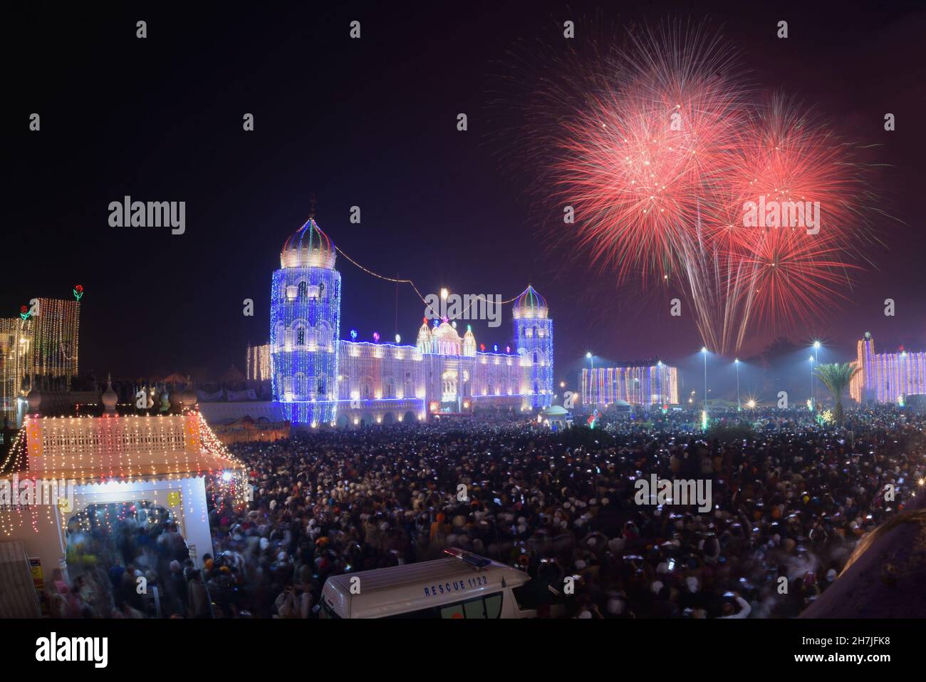 Nankana Sahib, Pakistan.20 novembre 2021.Une vue du ciel de parcage après les feux d'artifice à la veille des célébrations du 552e anniversaire de leur chef spirituel Baba Guru Nanak Dev, à Gurudwara Janam Asshan, près de Lahore à Nankana Sahib, Pakistan, le 20 novembre 2021.Des milliers de pèlerins de divers pays, dont l'Inde, sont arrivés au Pakistan pour participer à un festival de trois jours pour célébrer le 552e anniversaire de naissance du fondateur du Sikhisme.(Photo de Rana Sajid Hussain/Pacific Press/Sipa USA) crédit: SIPA USA/Alay Live News Banque D'Images