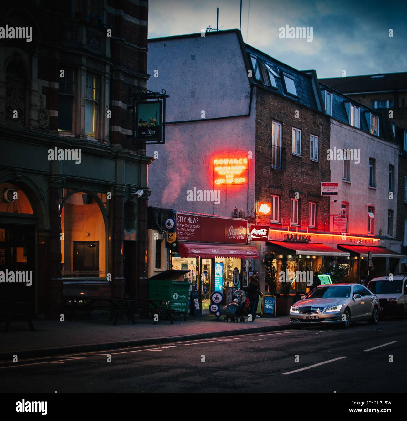 LO, ROYAUME-UNI - 28 janvier 2014 : vue de nuit sur une rue de Camden, Londres Banque D'Images