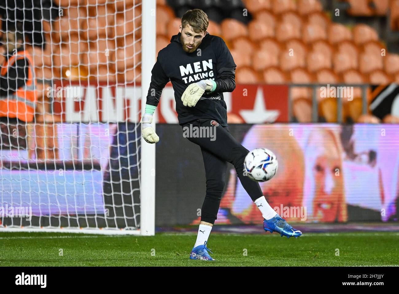 Daniel Grimshaw #32 de Blackpool portant les hommes prenant des mesures contre la violence envers les femmes pendant l'échauffement avant le match Banque D'Images