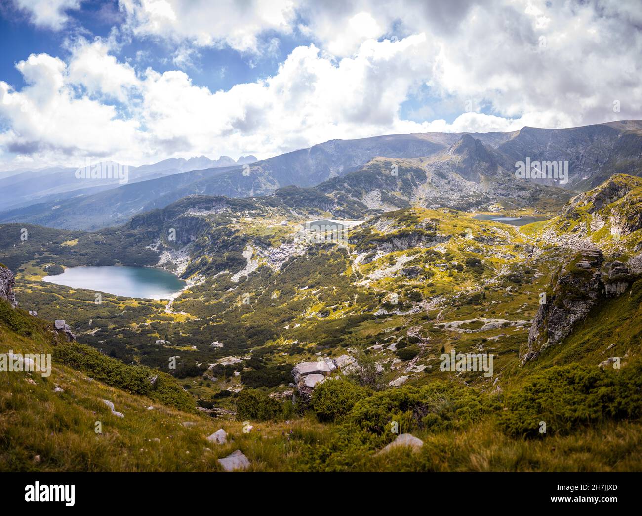 Magnifique paysage des sept lacs Rila, Bulgarie.Photo de nature incroyable, montagnes et lac.reflet de l'eau le jour ensoleillé nuageux.Photo de haute qualité Banque D'Images