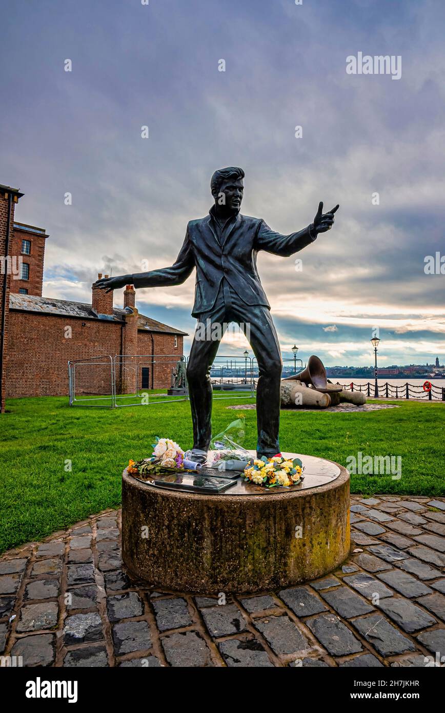 Statue de la pop star Billy Fury par Tom Murphy au Royal Albert Dock Banque D'Images