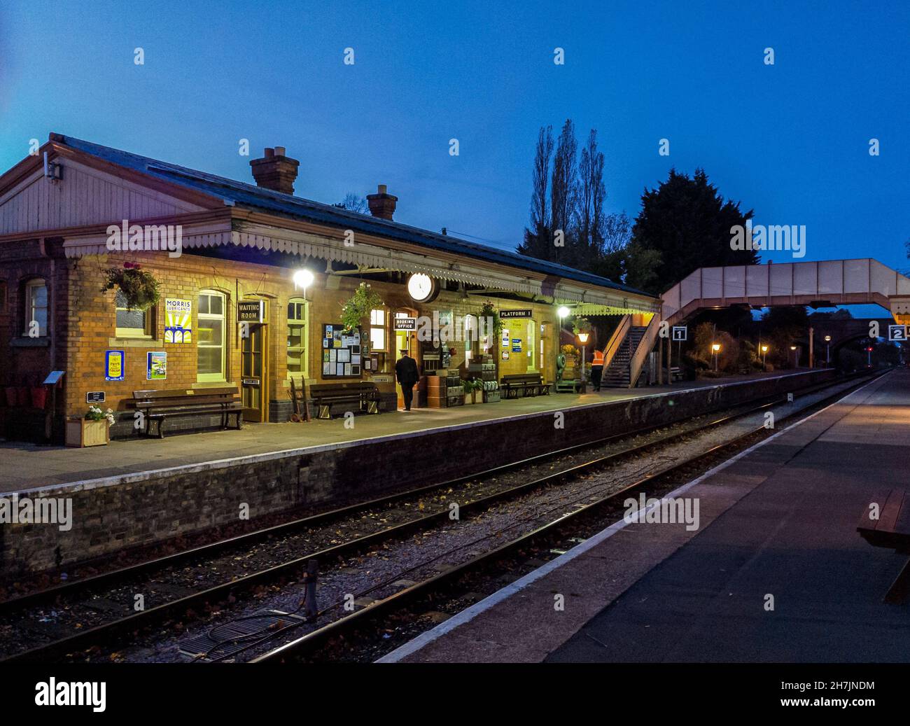 Gare de Toddington la nuit, train à vapeur GWR Banque D'Images