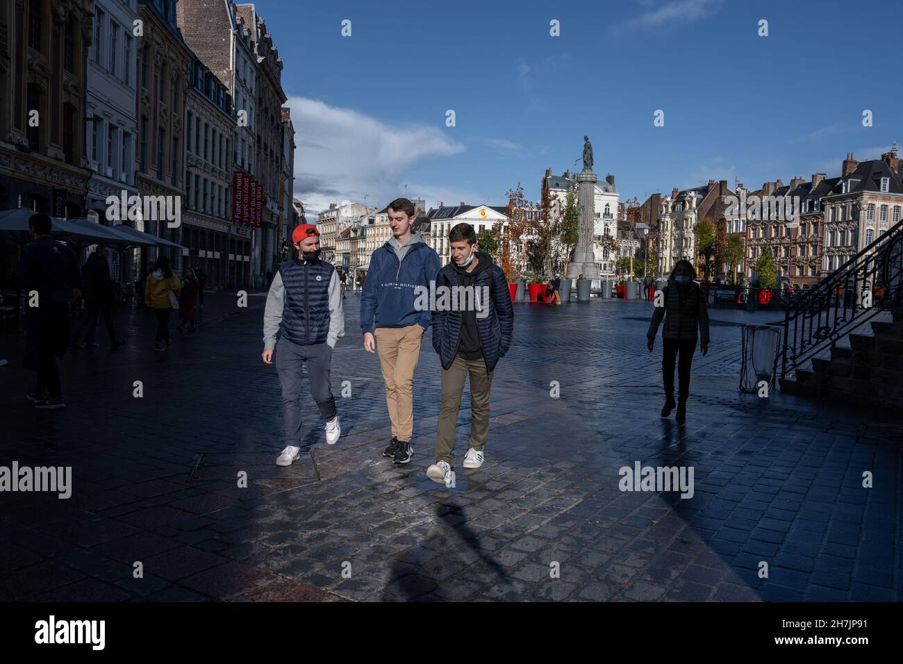 4 novembre 2021 - Lille, France : les gens dans les rues de la vieille ville.La Flandre française du Nord de la France a une architecture similaire à celle de la Belgique Banque D'Images