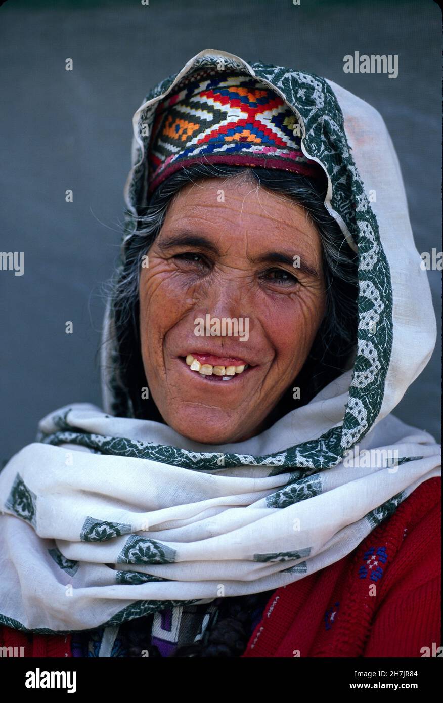 Portrait d'une femme Hunzai, au village de Karimabad, dans la vallée de  Hunza, sur les contreforts de la chaîne de montagnes de l'Himalaya, dans le  nord du Pakistan.Ce village Photo Stock -
