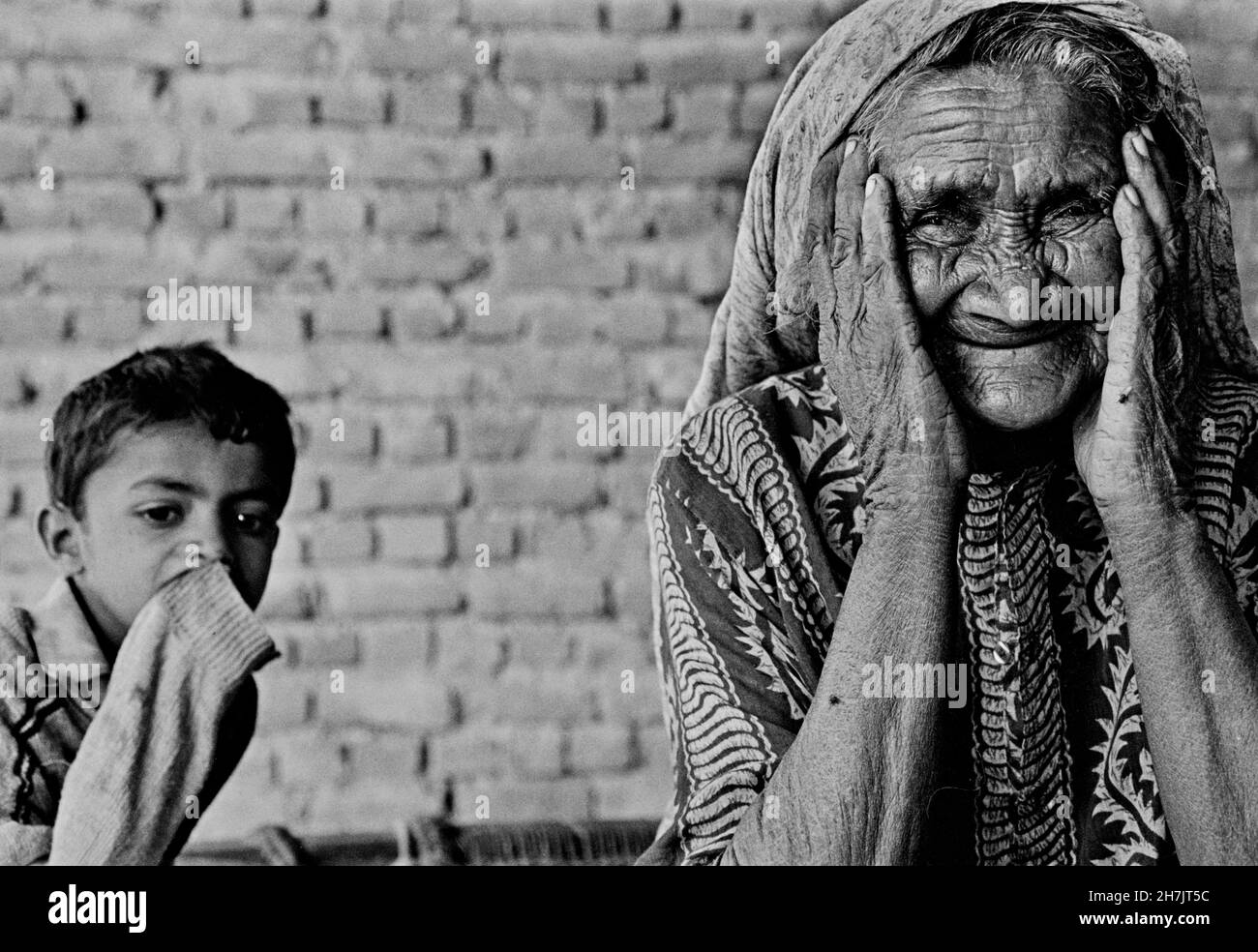Portrait d'une femme âgée, dans un village, dans la province du Punjab, au Pakistan. Banque D'Images