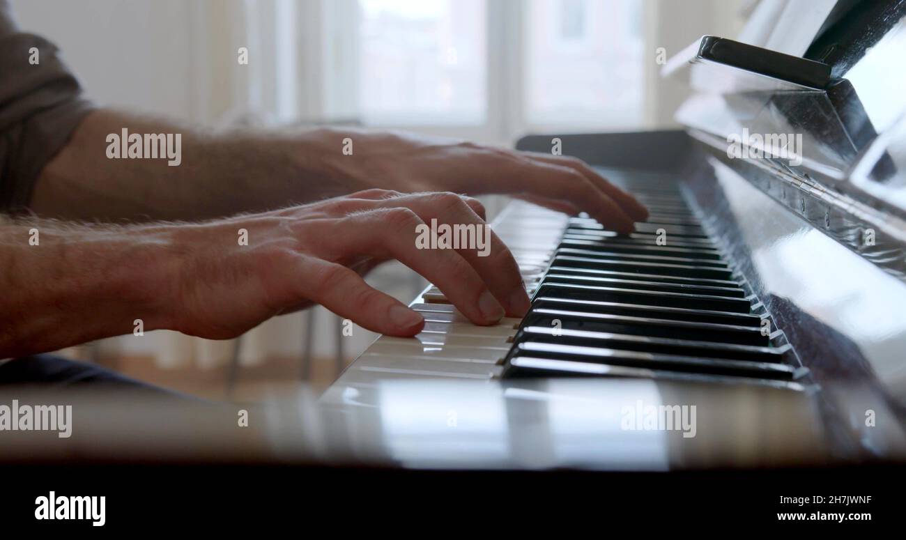 Un accent sur les mains qui jouent du piano Banque D'Images