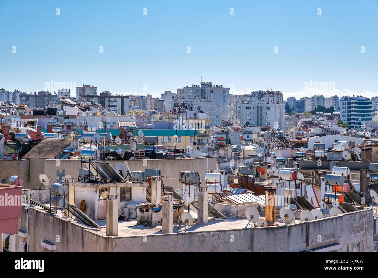 Systèmes de chauffage de l'eau à partir de la lumière du soleil sur les toits de bâtiments Banque D'Images