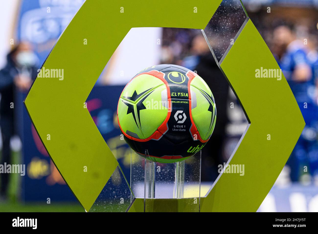 TROYES, FRANCE - NOVEMBRE 21 : Uhlsport football Elysia ballon officiel de  la Ligue 1 2021/2022 lors du match de la Ligue 1 Uber Eats entre Troyes et  Saint-Etienne au Stade de