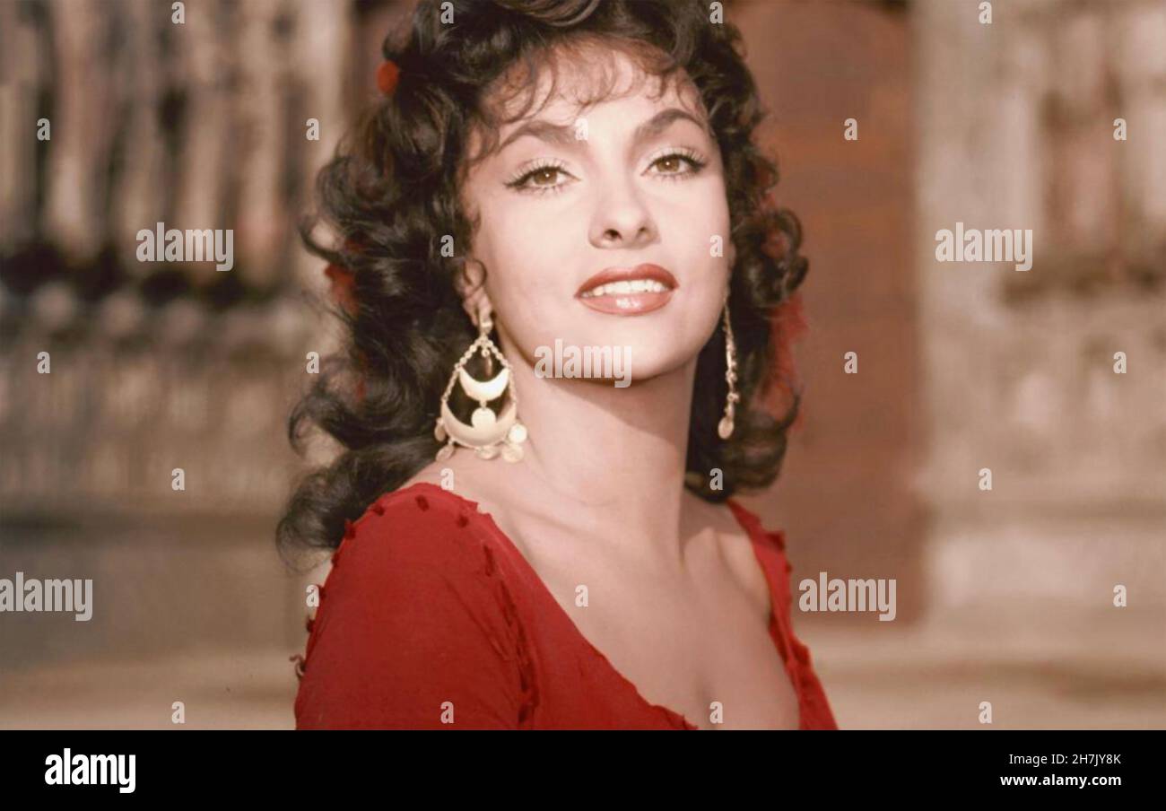 GINA LOLLOBRIGIDA actrice italienne aas Esmeralda dans le film des artistes alliés de 1956 le Hunchback de notre Dame Banque D'Images