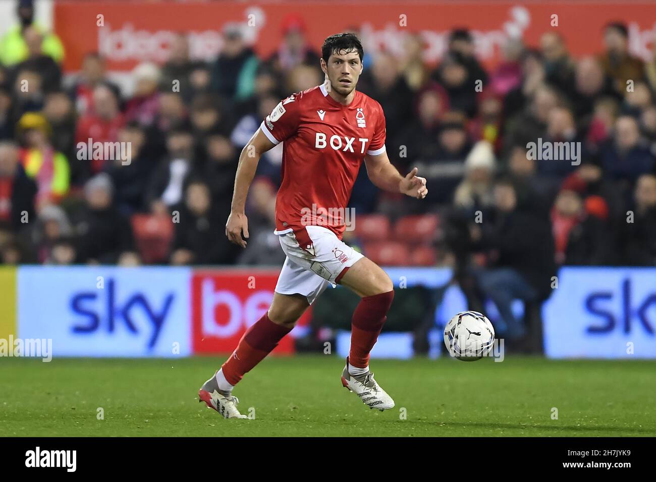 NOTTINGHAM, GBR.LE 23 NOVEMBRE Scott McKenna de Nottingham Forest court avec le ballon pendant le match de championnat Sky Bet entre Nottingham Forest et Luton Town au City Ground, Nottingham, le mardi 23 novembre 2021.(Credit: Jon Hobley | MI News) Credit: MI News & Sport /Alay Live News Banque D'Images