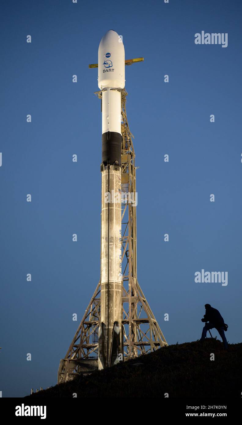 La fusée SpaceX Falcon 9 avec le test de redirection à double astéroïde, ou DART, vaisseau spatial à bord, est vue au lever du soleil, le mardi 23 novembre 2021, au complexe de lancement spatial 4E, base spatiale de Vandenberg en Californie.DART est le premier test de défense planétaire à grande échelle au monde, démontrant une méthode de la technologie de déflexion des astéroïdes.La mission a été construite et est gérée par l'APL Johns Hopkins pour le Bureau de coordination de la défense planétaire de la NASA.Crédit obligatoire : Bill Ingalls/NASA via CNP/MediaPunch Banque D'Images