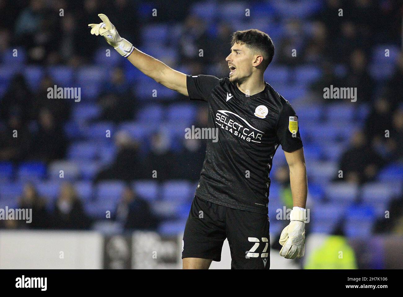 Reading, Royaume-Uni.23 novembre 2021.Luke Southwood, le gardien de Reading, regarde dessus.EFL Skybet Championship Match, Reading v Sheffield Utd au Select car Leasing Stadium à Reading le mardi 23 novembre 2021. Cette image ne peut être utilisée qu'à des fins éditoriales.Utilisation éditoriale uniquement, licence requise pour une utilisation commerciale.Aucune utilisation dans les Paris, les jeux ou les publications d'un seul club/ligue/joueur. photo par Steffan Bowen/Andrew Orchard sports photographie/Alay Live news crédit: Andrew Orchard sports photographie/Alay Live News Banque D'Images