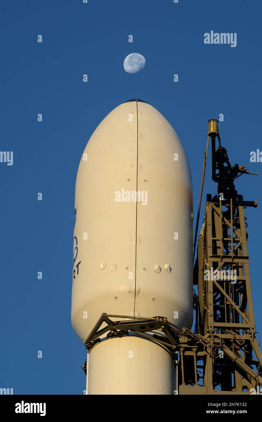 La fusée SpaceX Falcon 9 avec le test de redirection à double astéroïde, ou DART, vaisseau spatial à bord, est vue au lever du soleil, le mardi 23 novembre 2021, au complexe de lancement spatial 4E, base spatiale de Vandenberg en Californie.DART est le premier test de défense planétaire à grande échelle au monde, démontrant une méthode de la technologie de déflexion des astéroïdes.La mission a été construite et est gérée par l'APL Johns Hopkins pour le Bureau de coordination de la défense planétaire de la NASA.Crédit obligatoire : Bill Ingalls/NASA via CNP/MediaPunch Banque D'Images