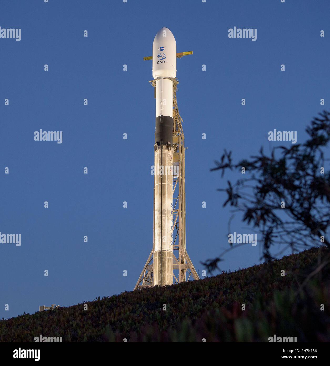 La fusée SpaceX Falcon 9 avec le test de redirection à double astéroïde, ou DART, vaisseau spatial à bord, est vue au lever du soleil, le mardi 23 novembre 2021, au complexe de lancement spatial 4E, base spatiale de Vandenberg en Californie.DART est le premier test de défense planétaire à grande échelle au monde, démontrant une méthode de la technologie de déflexion des astéroïdes.La mission a été construite et est gérée par l'APL Johns Hopkins pour le Bureau de coordination de la défense planétaire de la NASA. Crédit obligatoire : Bill Ingalls/NASA via CNP/MediaPunch Banque D'Images
