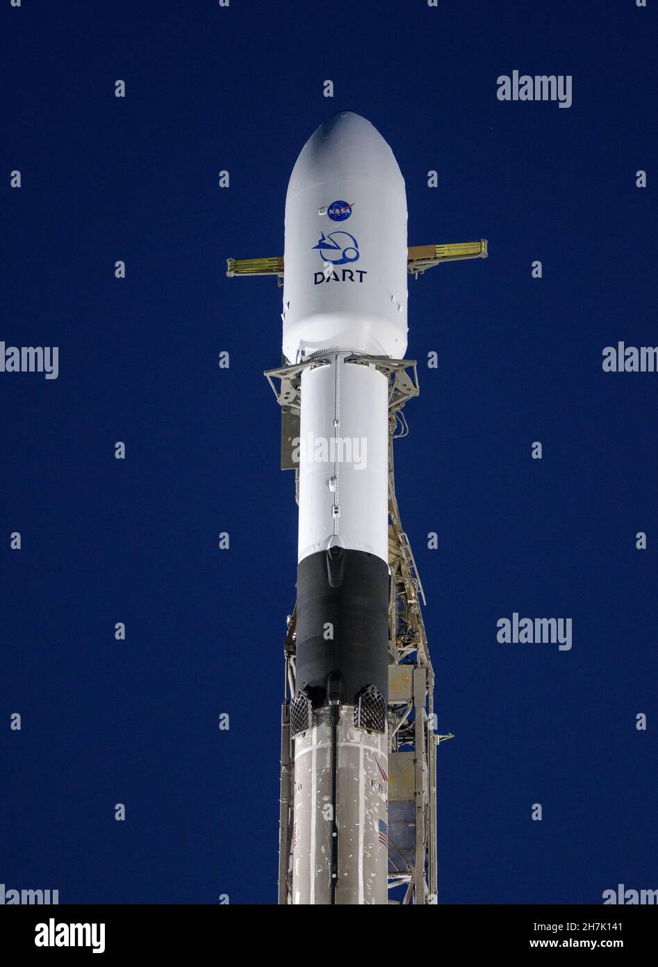 La fusée SpaceX Falcon 9 avec le test de redirection à double astéroïde, ou DART, vaisseau spatial à bord, est vue au lever du soleil, le mardi 23 novembre 2021, au complexe de lancement spatial 4E, base spatiale de Vandenberg en Californie.DART est le premier test de défense planétaire à grande échelle au monde, démontrant une méthode de la technologie de déflexion des astéroïdes.La mission a été construite et est gérée par l'APL Johns Hopkins pour le Bureau de coordination de la défense planétaire de la NASA. Crédit obligatoire : Bill Ingalls/NASA via CNP/MediaPunch Banque D'Images