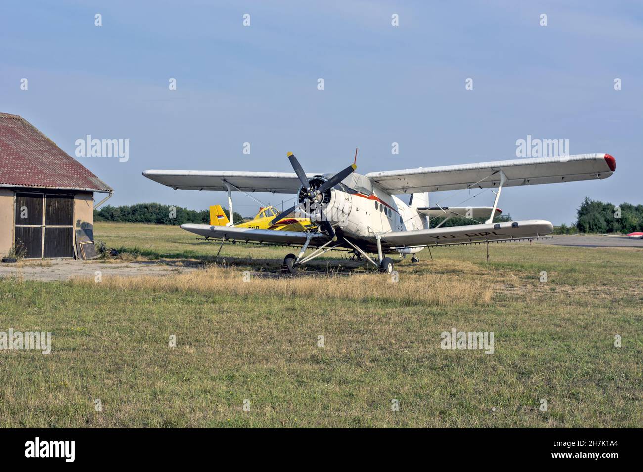 ZRENJANIN, SERBIE - 04 août 2015 : l'ancien avion dans le champ.Zrenjanin, Ecka, Serbie. Banque D'Images ZRENJANIN, SERBIE - 04 août 2015 : l'ancien avion dans le champ.Zrenjanin, Ecka, Serbie. Banque D'Images