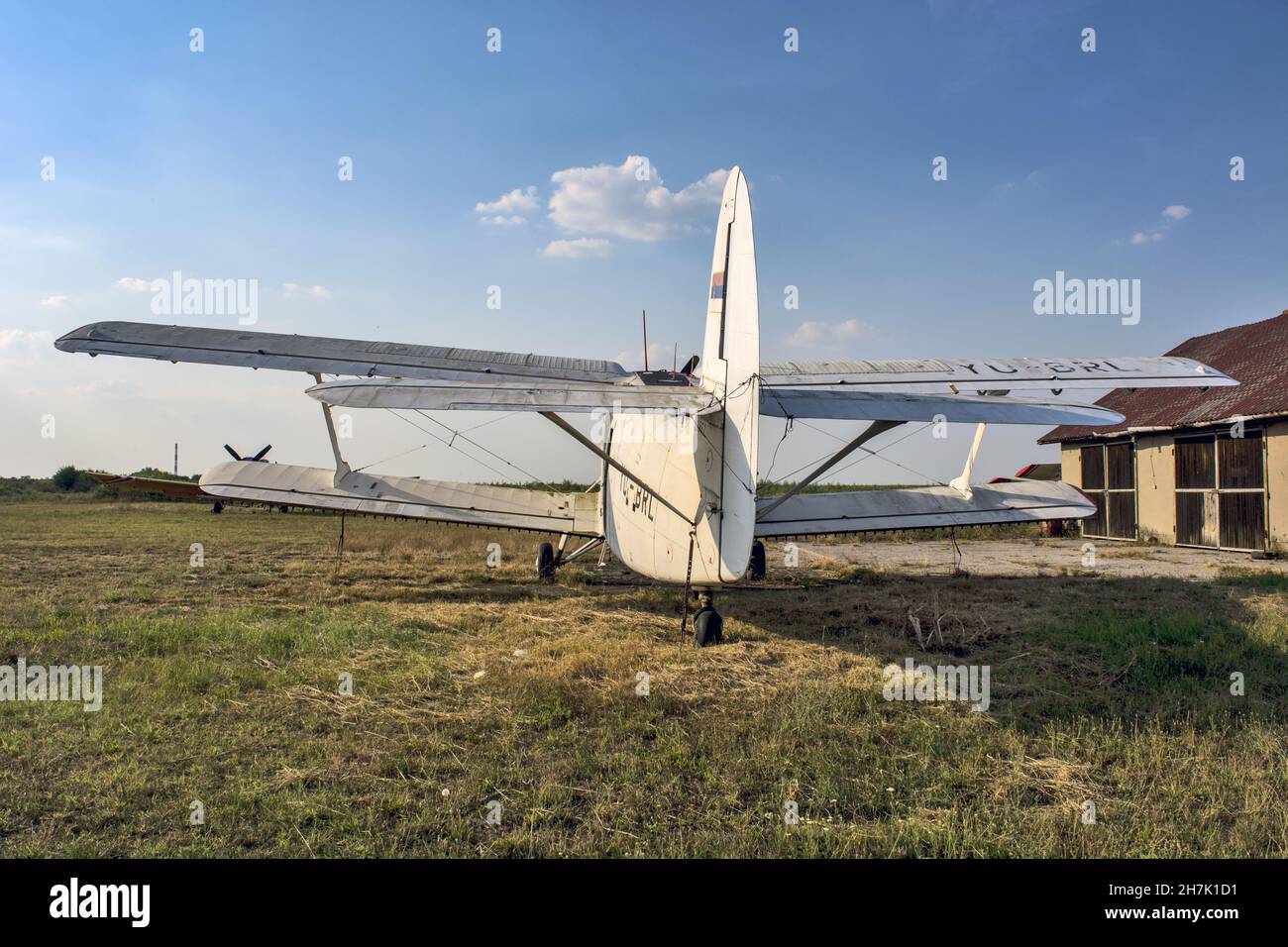 ZRENJANIN, SERBIE - 04 août 2015 : l'ancien avion dans le champ.Zrenjanin, Ecka, Serbie. Banque D'Images ZRENJANIN, SERBIE - 04 août 2015 : l'ancien avion dans le champ.Zrenjanin, Ecka, Serbie. Banque D'Images