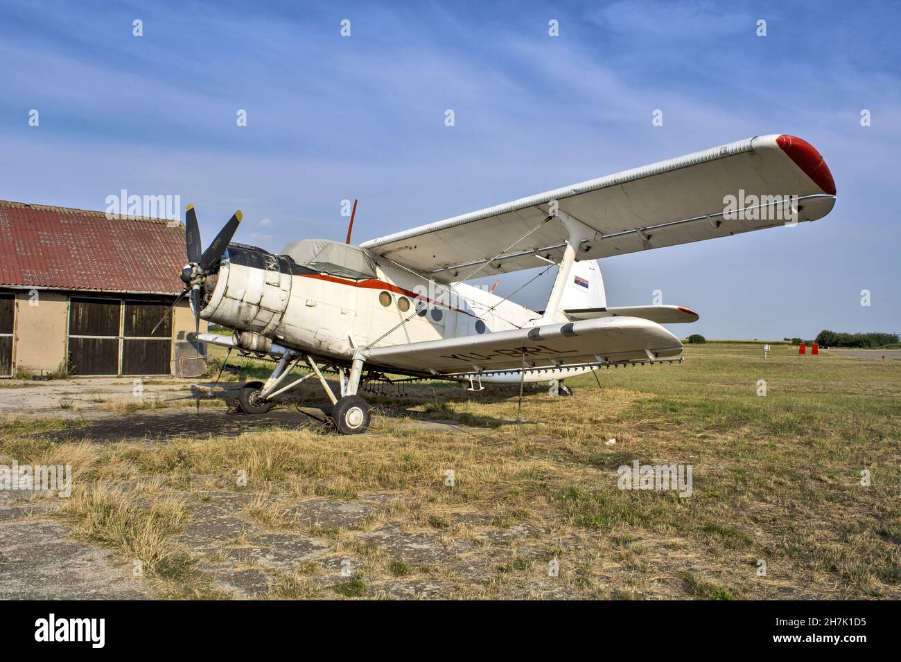ZRENJANIN, SERBIE - 04 août 2015 : l'ancien avion dans le champ.Zrenjanin, Ecka, Serbie. Banque D'Images ZRENJANIN, SERBIE - 04 août 2015 : l'ancien avion dans le champ.Zrenjanin, Ecka, Serbie. Banque D'Images