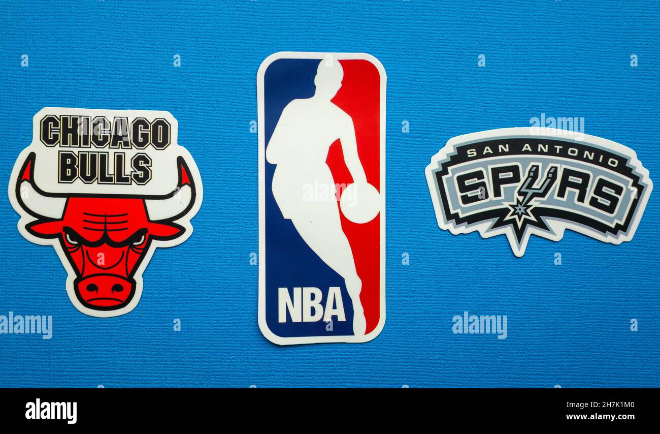 1er octobre 2021, Springfield, USA, emblèmes des Chicago Bulls et des San Antonio Spurs sur fond bleu. Banque D'Images