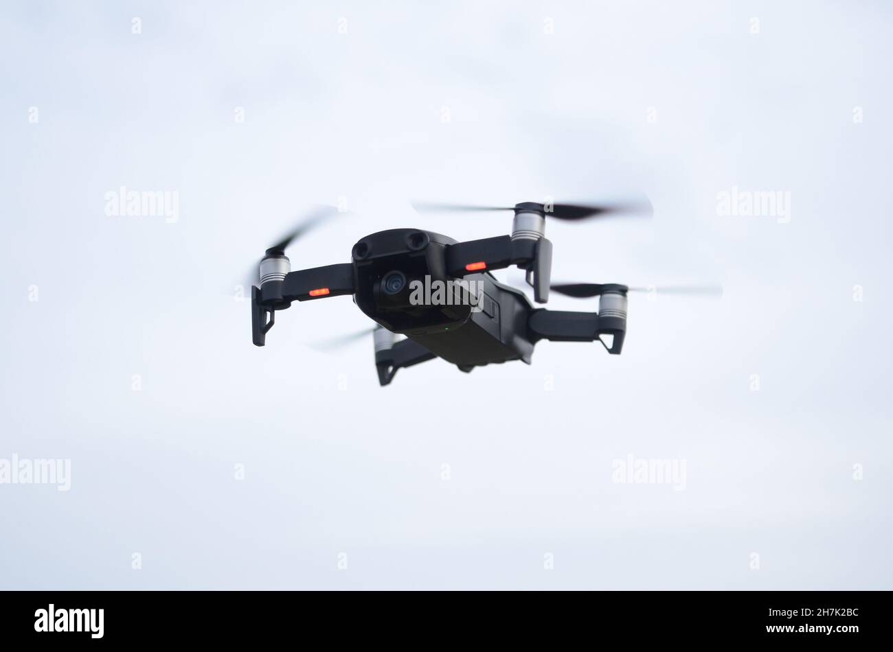 Gros plan d'un drone en mouvement pendant la journée Photo Stock - Alamy