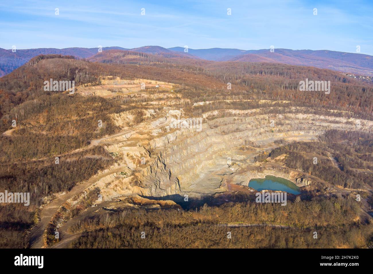 La carrière de pierres naturelles dans les tranches de montagne Banque D'Images