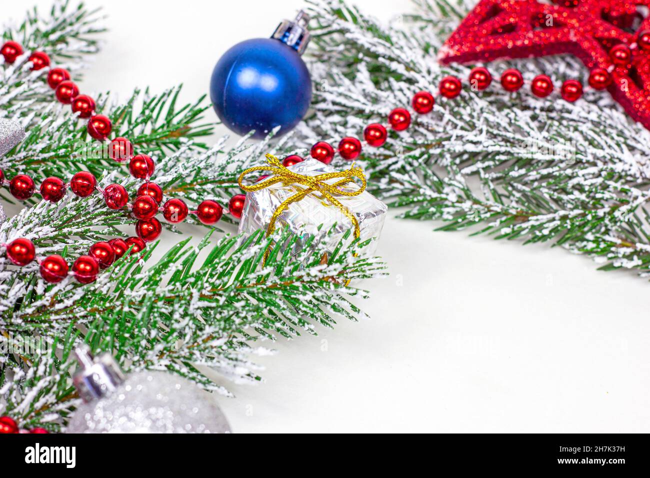 Décorations de nouvel an et de Noël avec branches de sapin vert et décoration traditionnelle de Noël avec espace pour les cartes de vœux. Banque D'Images