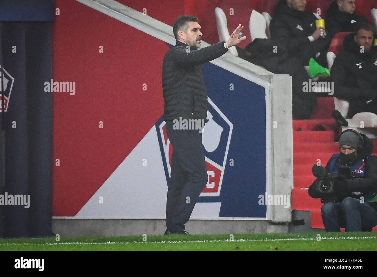 Lille, France, 23 novembre 2021, Jocelyn GOURVENNEC de Lille lors de la Ligue des champions de l'UEFA, match de football du Groupe G entre Lille LOSC et FC Salzbourg le 23 novembre 2021 au stade Pierre Mauroy à Villeneuve-d'Ascq près de Lille, France - photo: Matthieu Mirville/DPPI/LiveMedia crédit: Agence photo indépendante/Alay Live News Banque D'Images Lille, France, 23 novembre 2021, Jocelyn GOURVENNEC de Lille lors de la Ligue des champions de l'UEFA, match de football du Groupe G entre Lille LOSC et FC Salzbourg le 23 novembre 2021 au stade Pierre Mauroy à Villeneuve-d'Ascq près de Lille, France - photo: Matthieu Mirville/DPPI/LiveMedia crédit: Agence photo indépendante/Alay Live News Banque D'Images