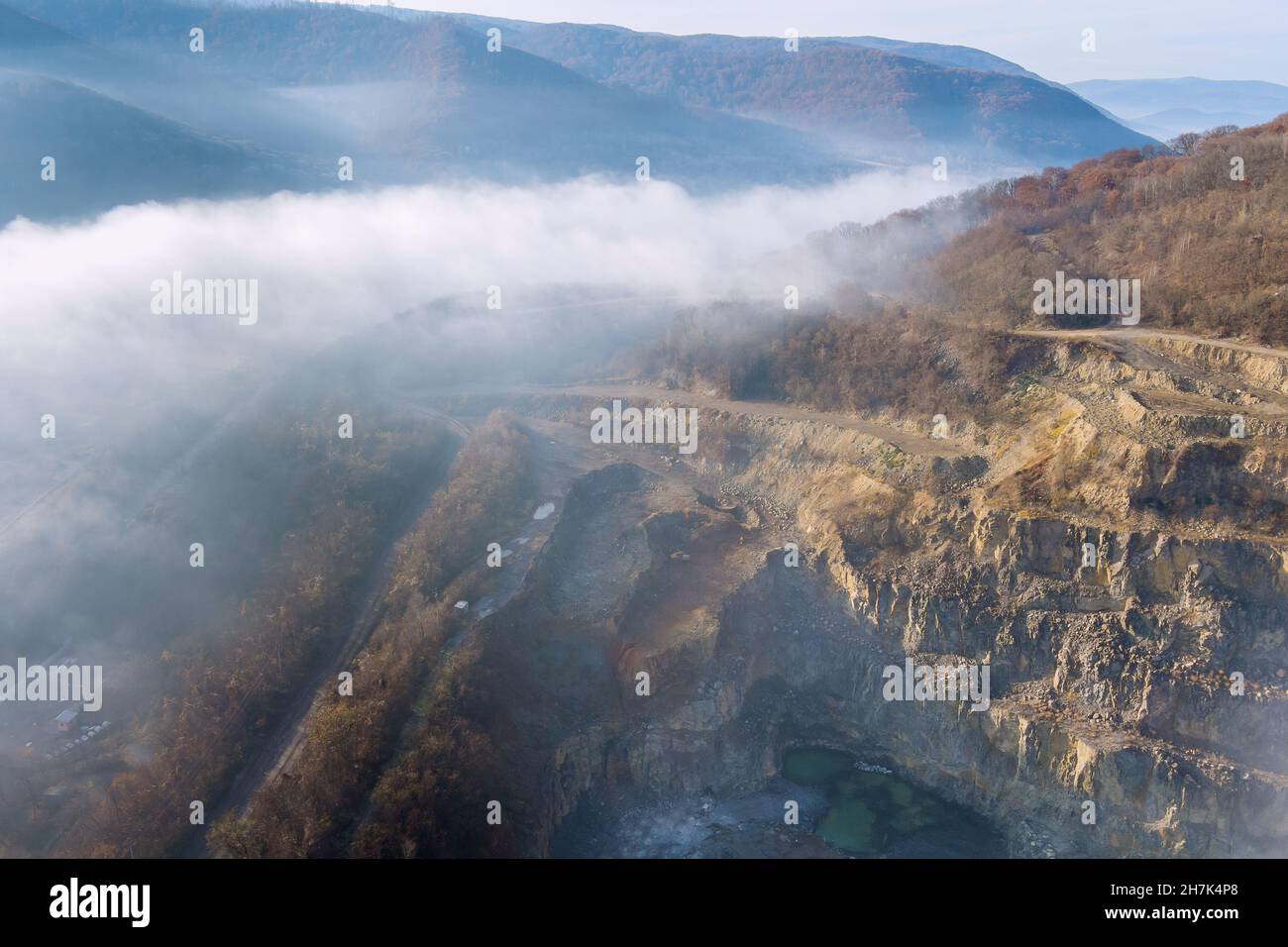 Chaîne de montagnes avec rochers de carrière de pierre naturelle brouillard le matin Banque D'Images