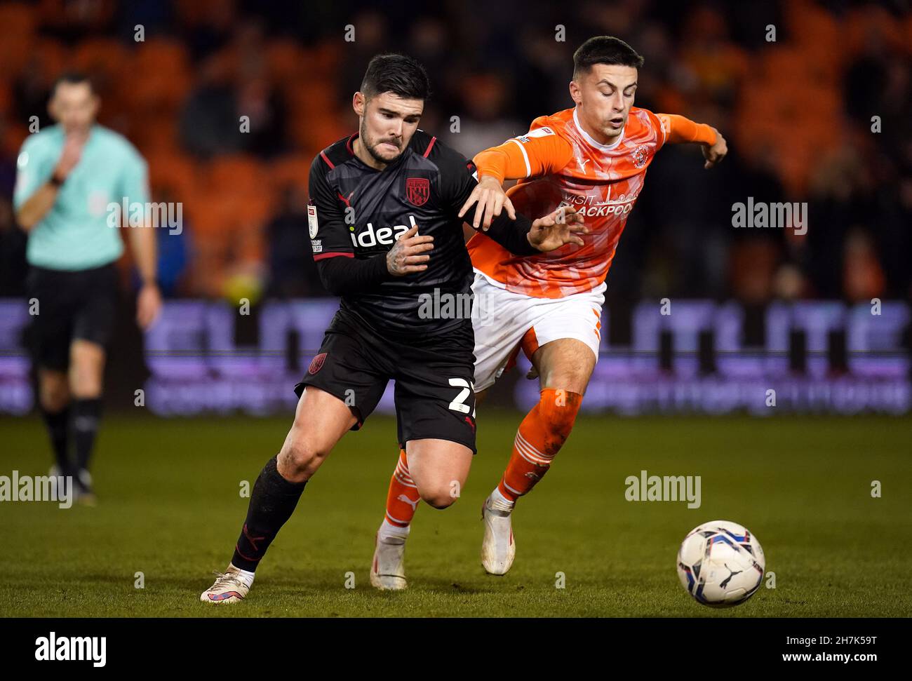 Alex Mowatt de West Bromwich Albion et Owen Dale de Blackpool (à droite) se battent pour le ballon lors du match du championnat Sky Bet au stade Bloomfield Road, à Blackpool.Date de la photo: Mardi 23 novembre 2021. Banque D'Images