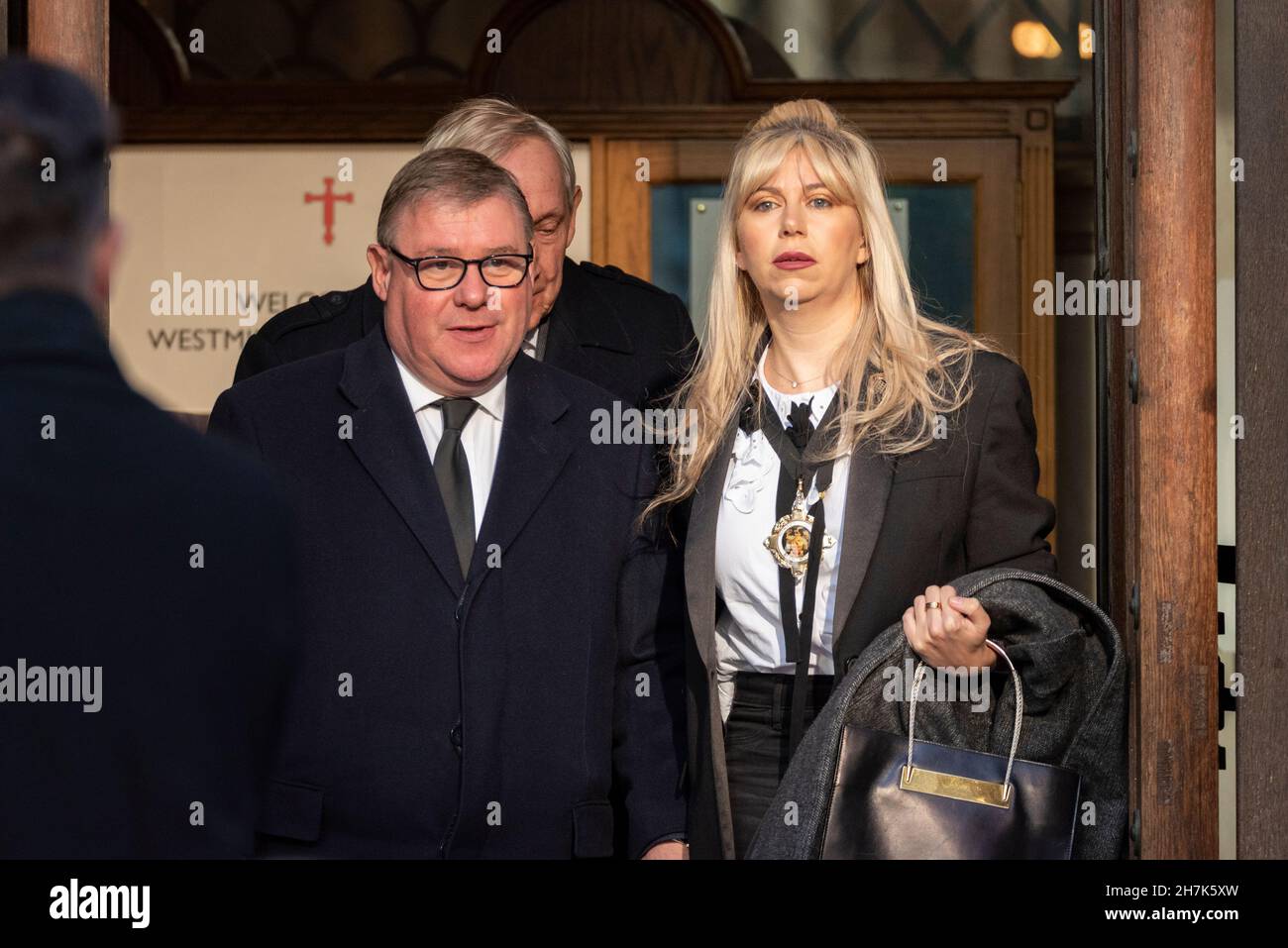 Le député Mark Francois et le conseiller Olivia Sanders quittant la cathédrale de Westminster après les funérailles exigent une masse pour le député assassiné David Amiss Banque D'Images