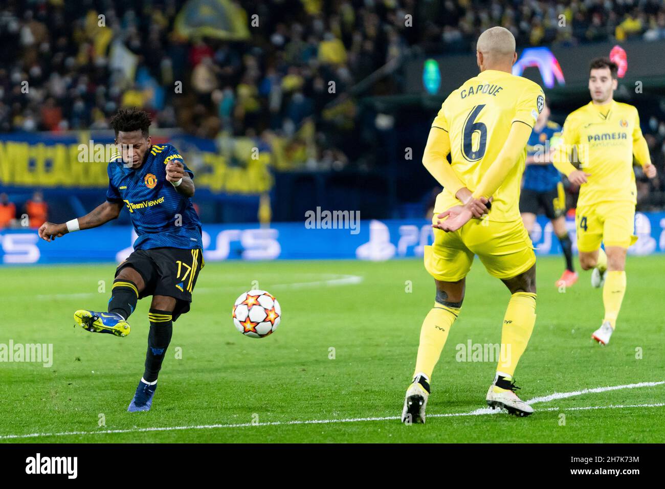 Villarreal, Espagne.23 novembre 2021.Etienne Capoue de Villarreal CF et Frederico Rodrigues de Paula Santos (Fred) de Manchester United FC en action pendant le groupe F de la Ligue des champions de l'UEFA, match de football entre Villarreal CF et Manchester United FC à l'Estadio de la Ceramica.(score final;Villarreal CF 0:2 Manchester United FC) (photo de Xisco Navarro/SOPA Images/Sipa USA) crédit: SIPA USA/Alay Live News Banque D'Images