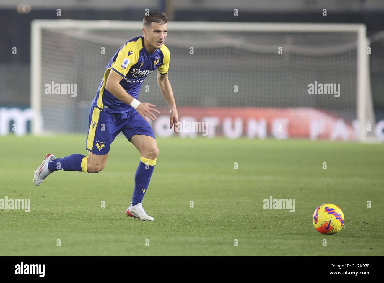 Vérone, Italie.22 novembre 2021.Verona (VR), Italia, 22 novembre 2021, Stadio Marc'Antonio Bentegodi, 13Â° giornata Campionato di calcio Serie A Tim 2021/2022, incontro tra le escadron dell'Hellas Verona e dell'Empoli FC, nella foto: 8 Darko Lazovic crédit: Independent photo Agency/Alay Live News Banque D'Images