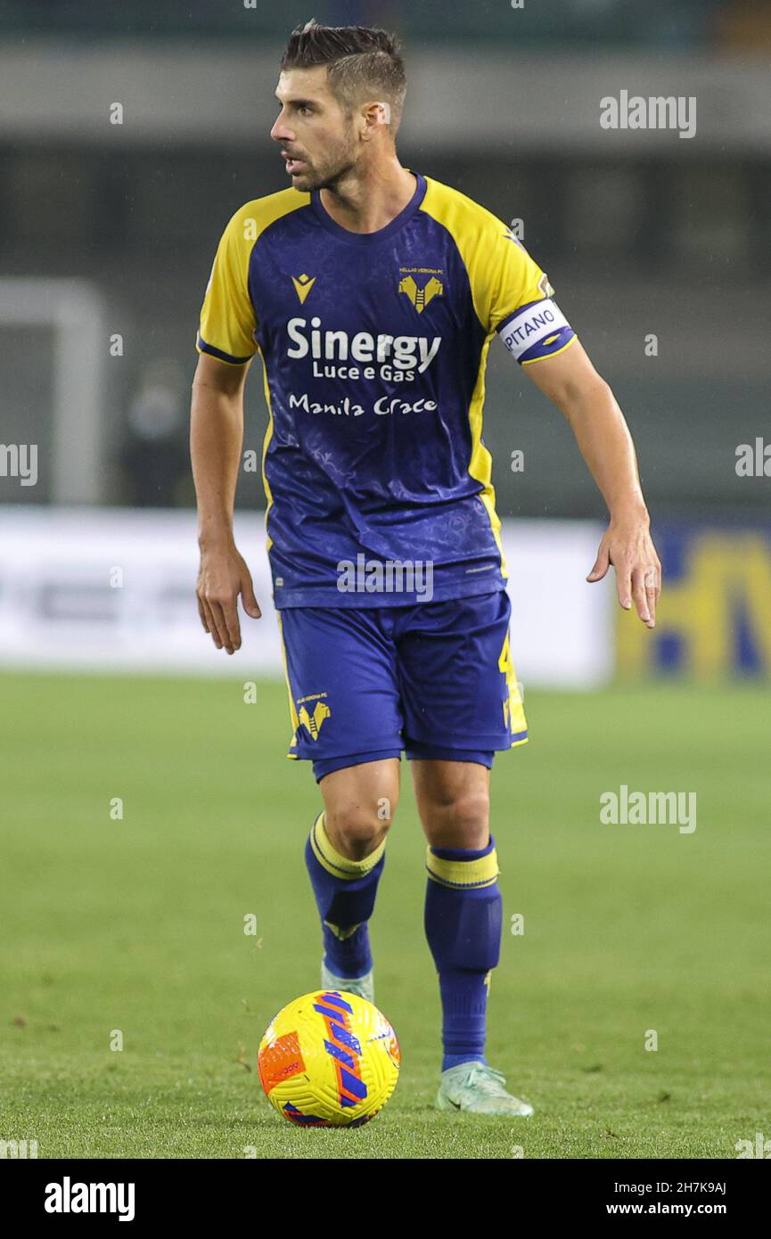 Vérone, Italie.22 novembre 2021.Verona (VR), Italia, 22 novembre 2021, Stadio Marc'Antonio Bentegodi, 13Â° giornata Campionato di calcio Serie A Tim 2021/2022, incontro tra le escadron dell'Hellas Verona e dell'Empoli FC, nella foto: 4 Miguel Veloso crédit: Independent photo Agency/Alay Live News Banque D'Images