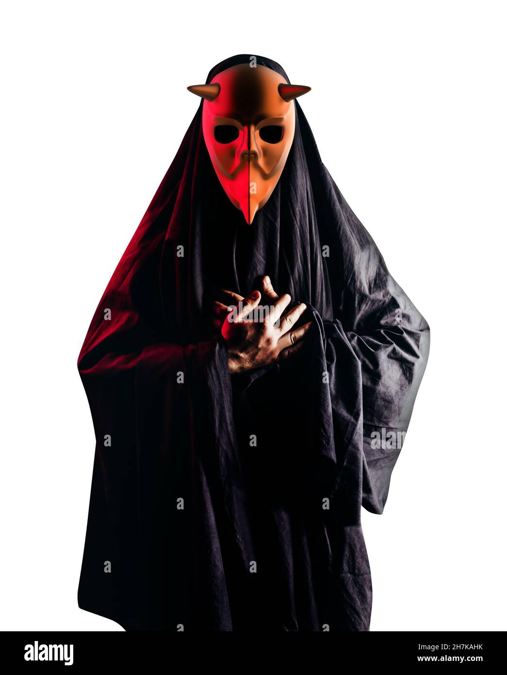 Prêtre sectaire occulte d'horreur isolé et effrayant en cagoule noire et  masque métallique sur fond blanc Photo Stock - Alamy