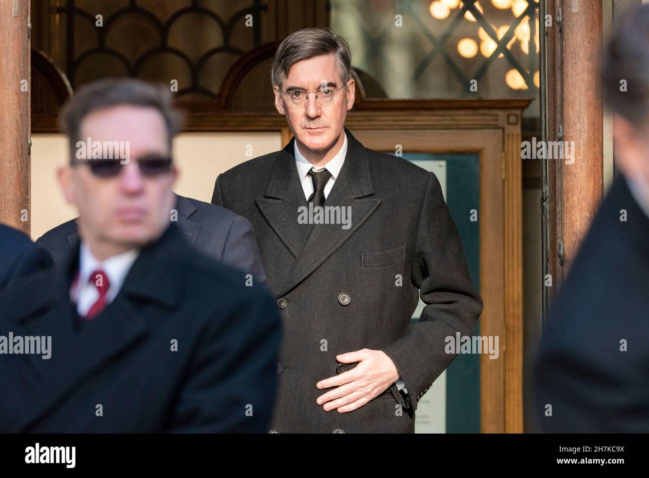 Le député Jacob Rees-Mogg quittant la cathédrale de Westminster après les funérailles exige une masse pour le député assassiné Sir David Amiss.Le verglas Banque D'Images