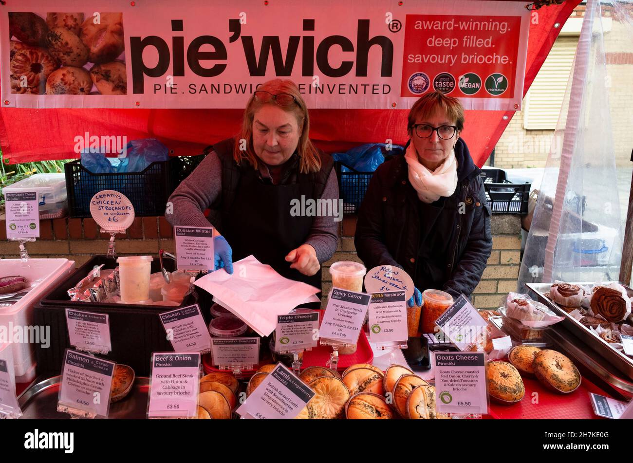 Lady Stallers servant de leur exposition de son populaire style russe tartes et gâteaux à la vente au marché des fermiers de Saltburn en été Banque D'Images