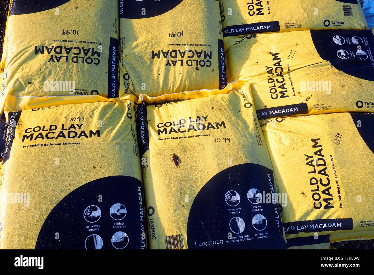 Une pile de sacs de Macadam de Cold Lay pour réparer les chemins et les transmissions dans un centre de jardin Banque D'Images