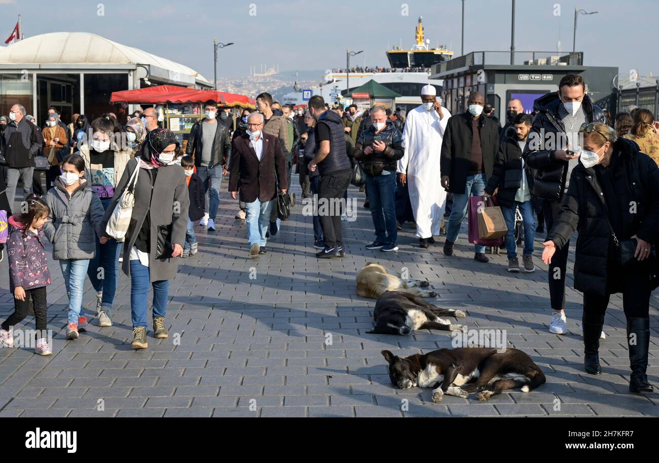 TURQUIE, Istanbul, gare de ferry d'Eminönü, pandémie de corona, personnes avec masques faciaux / TÜRKEI, Istanbul, Stadtteil Eminönü Fähranleger, Corona Pandemie, Passanten mit Masken Banque D'Images