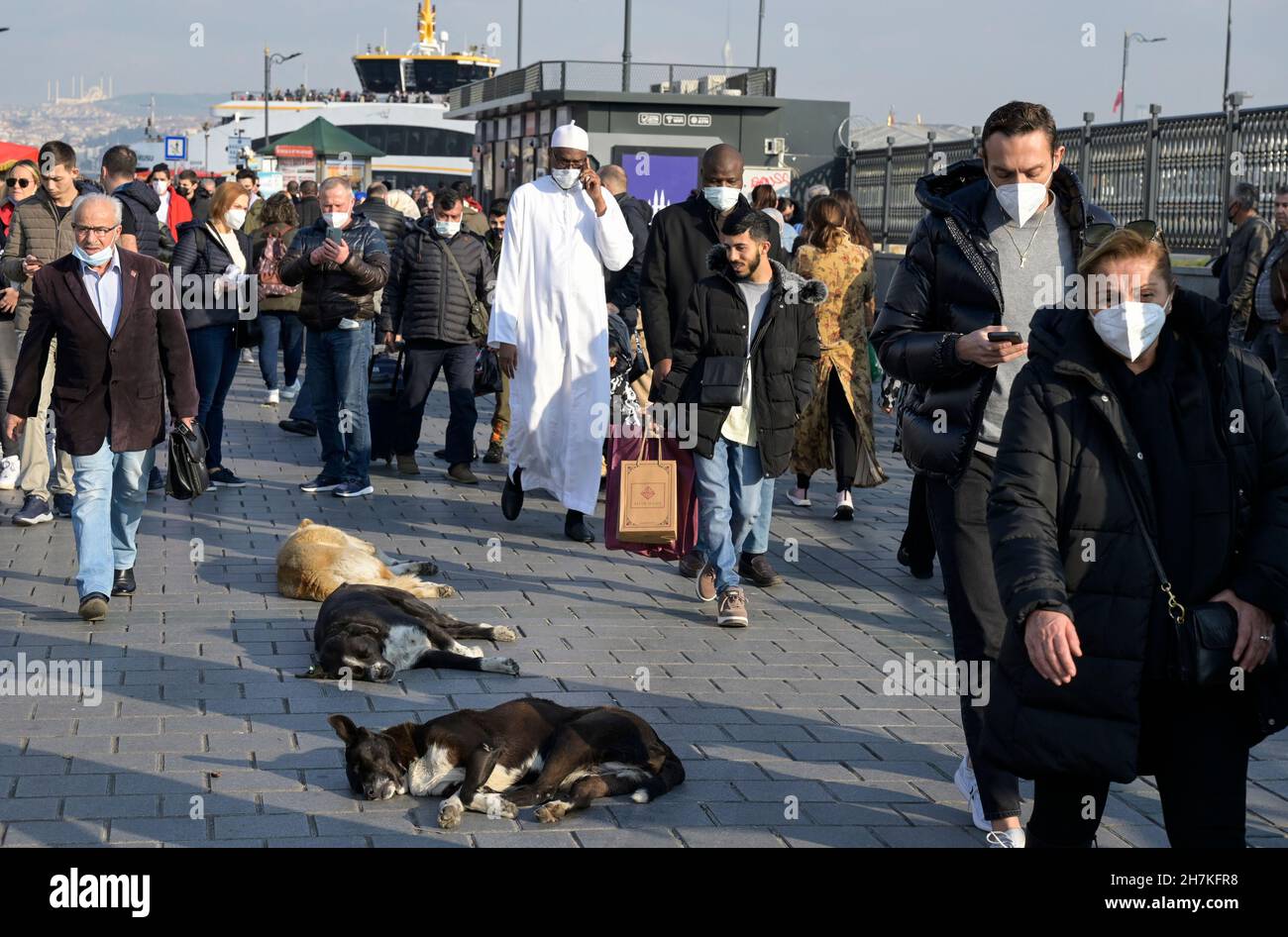 TURQUIE, Istanbul, gare de ferry d'Eminönü, pandémie de corona, personnes avec masques faciaux / TÜRKEI, Istanbul, Stadtteil Eminönü Fähranleger, Corona Pandemie, Passanten mit Masken Banque D'Images