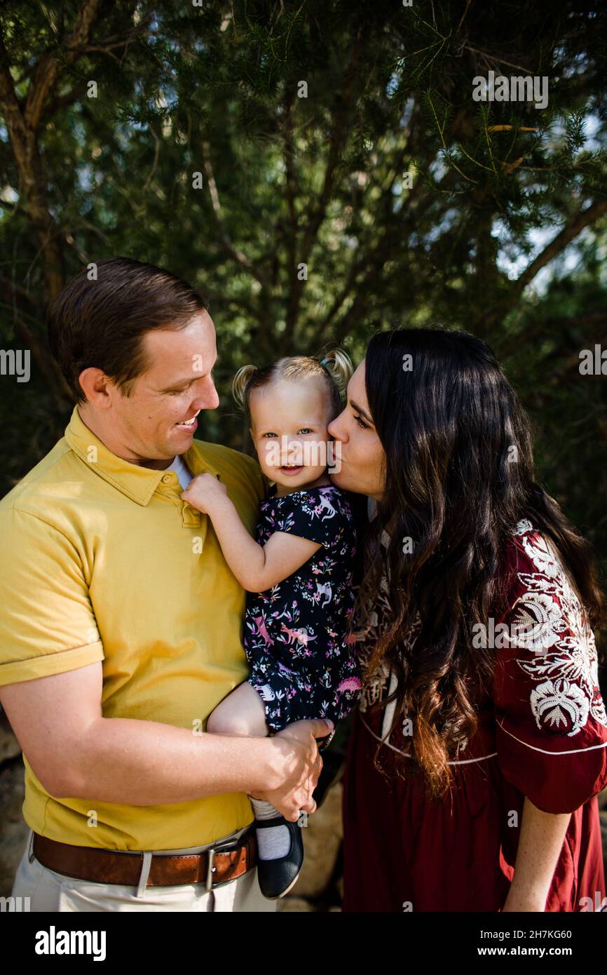 Famille de trois dans le jardin en Californie Banque D'Images