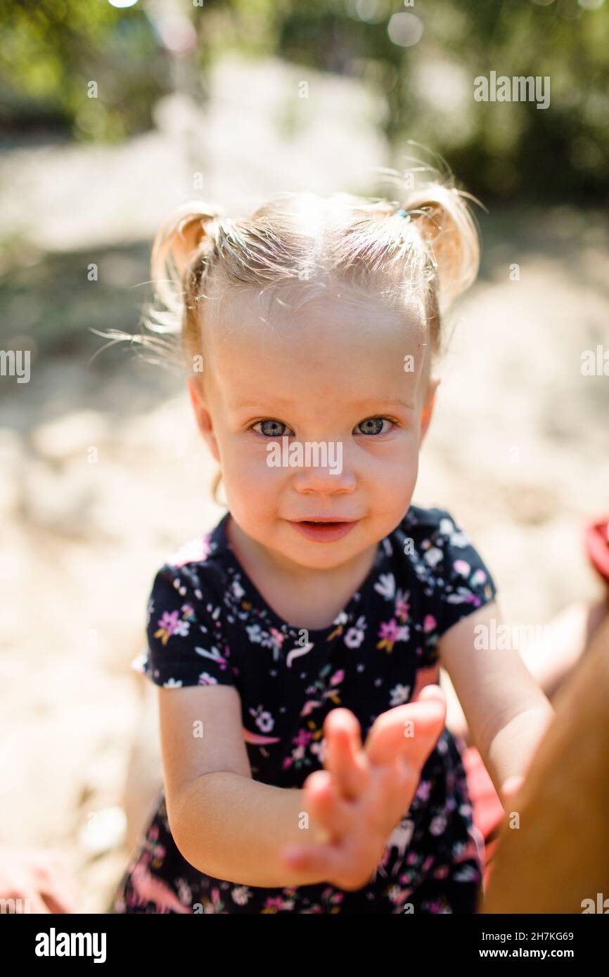 Gros plan de la petite fille au Garden en Californie Banque D'Images