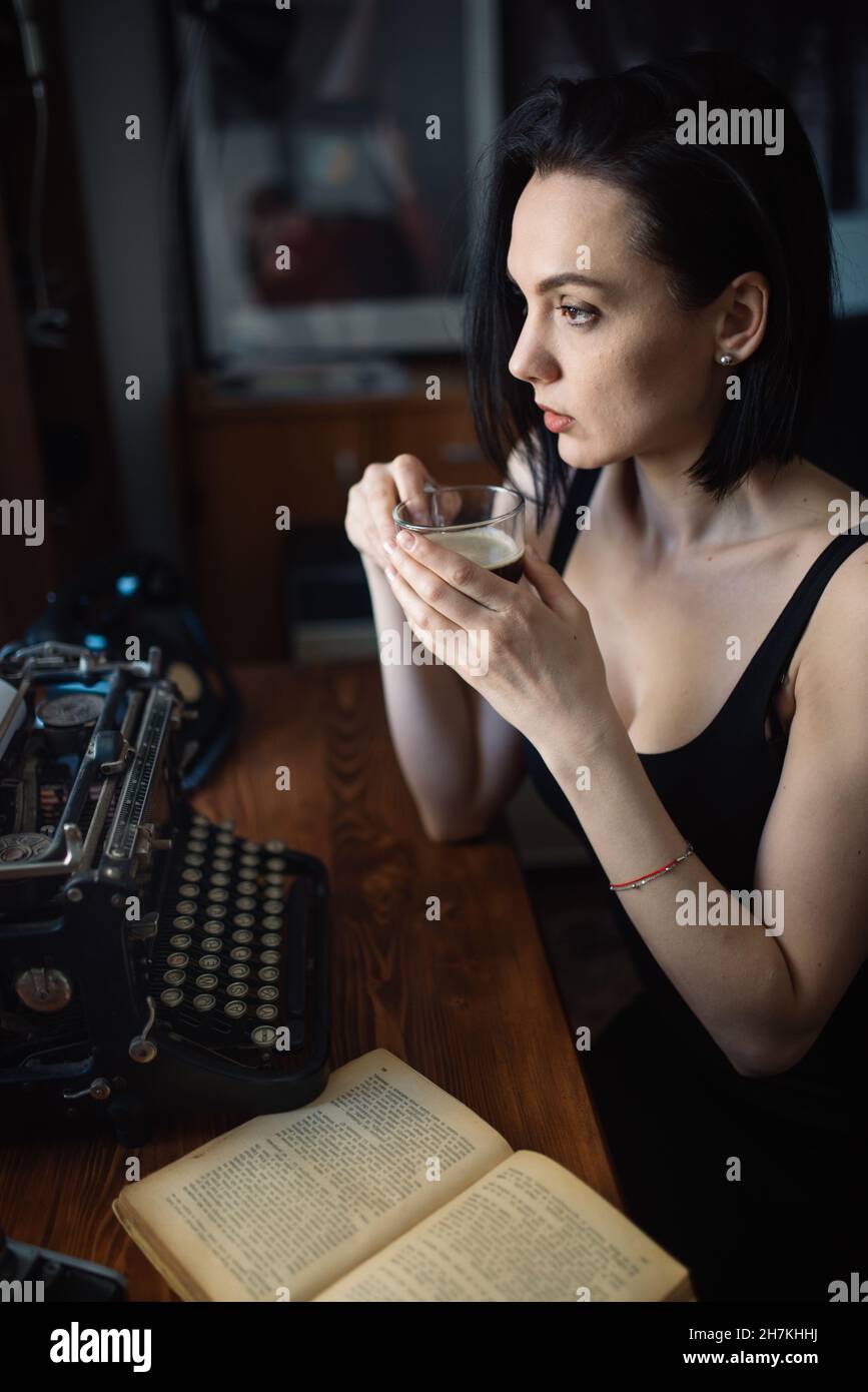 Femme artiste buvant du café à la maison. Banque D'Images
