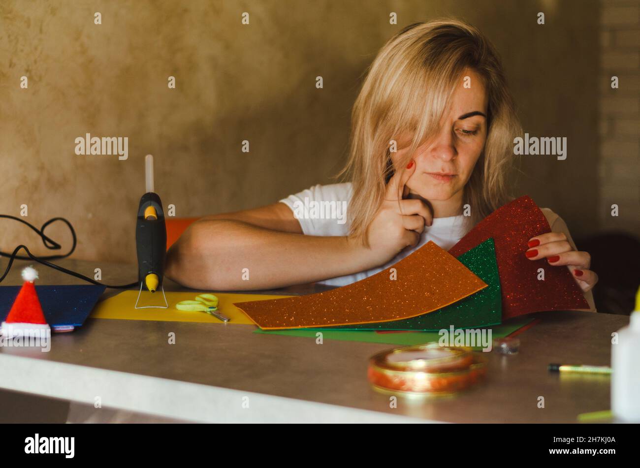 femme examine le foamiran pour la décoration Banque D'Images